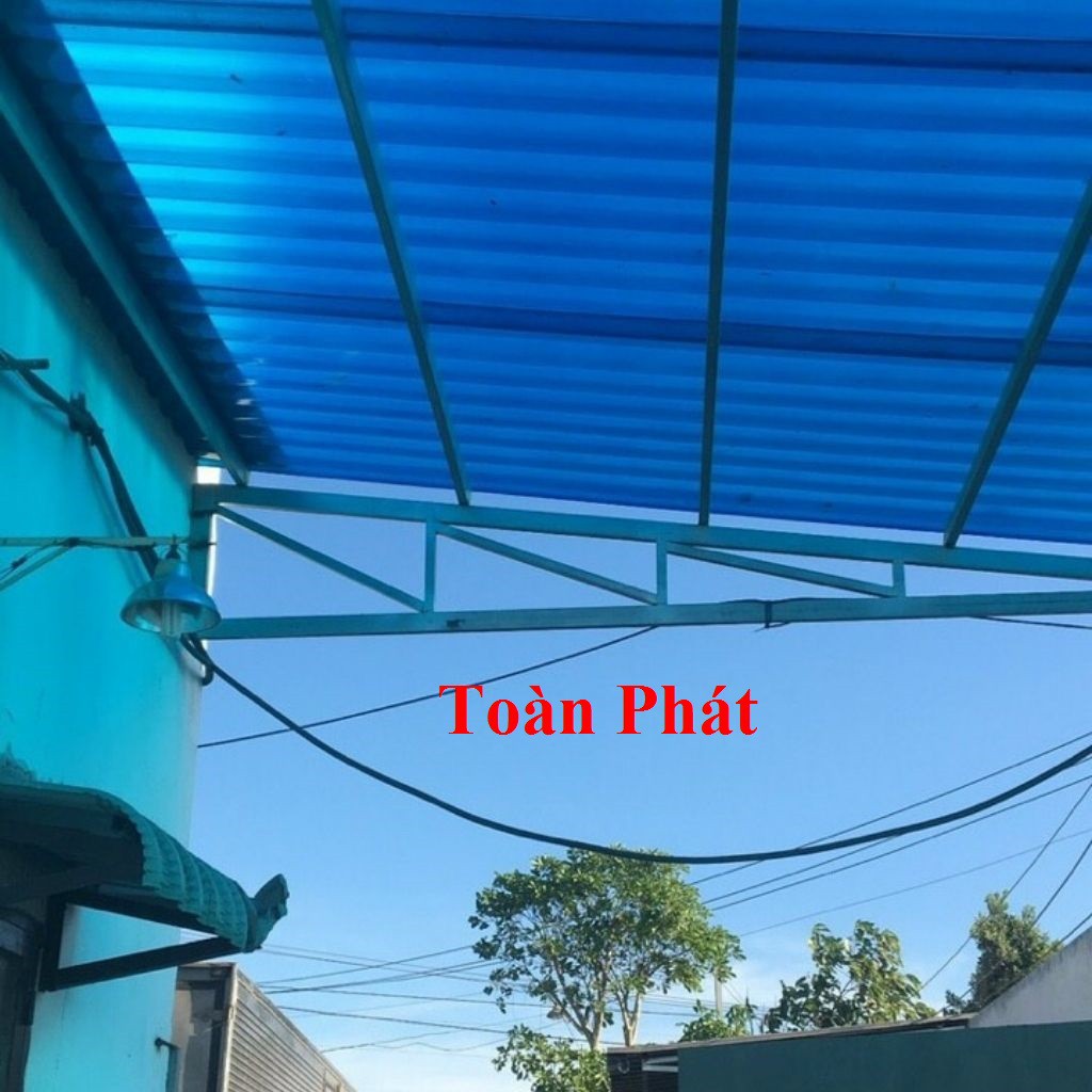 ( Khổ rộng 1.07m x dài 2.4m x dày 8dem) Tôn nhựa lợp mái nhà dạng sóng màu Xanh / màu trắng