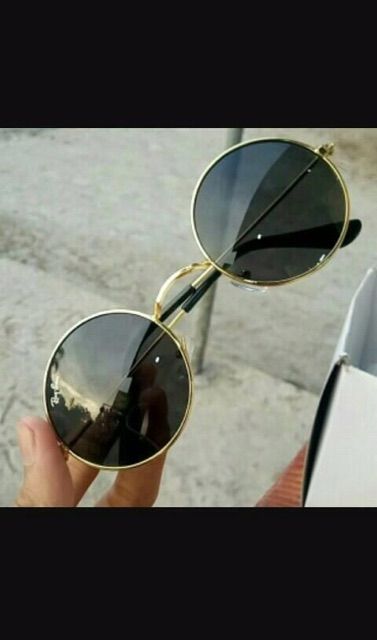 Kính tròn đen gọng vàng hot trend | BigBuy360 - bigbuy360.vn