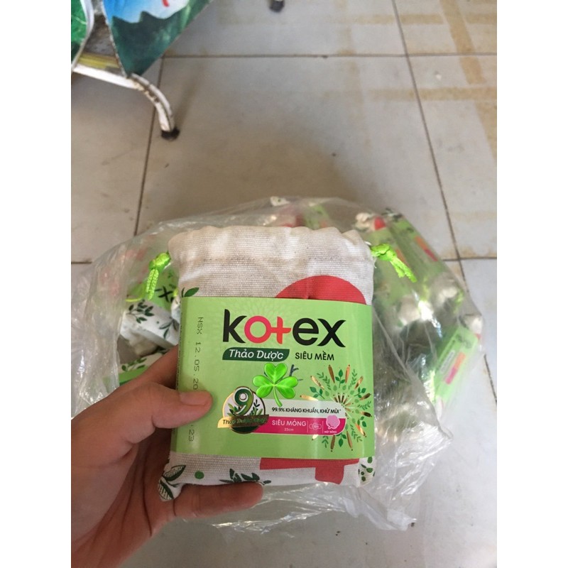 Giá rẻ- Băng vệ sinh kotex siêu mỏng cánh 8 miếng thảo mộc