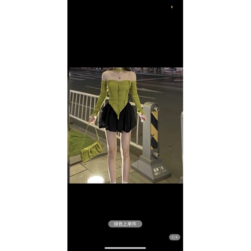 Áo choker trễ vai màu đen và xanh tay dài