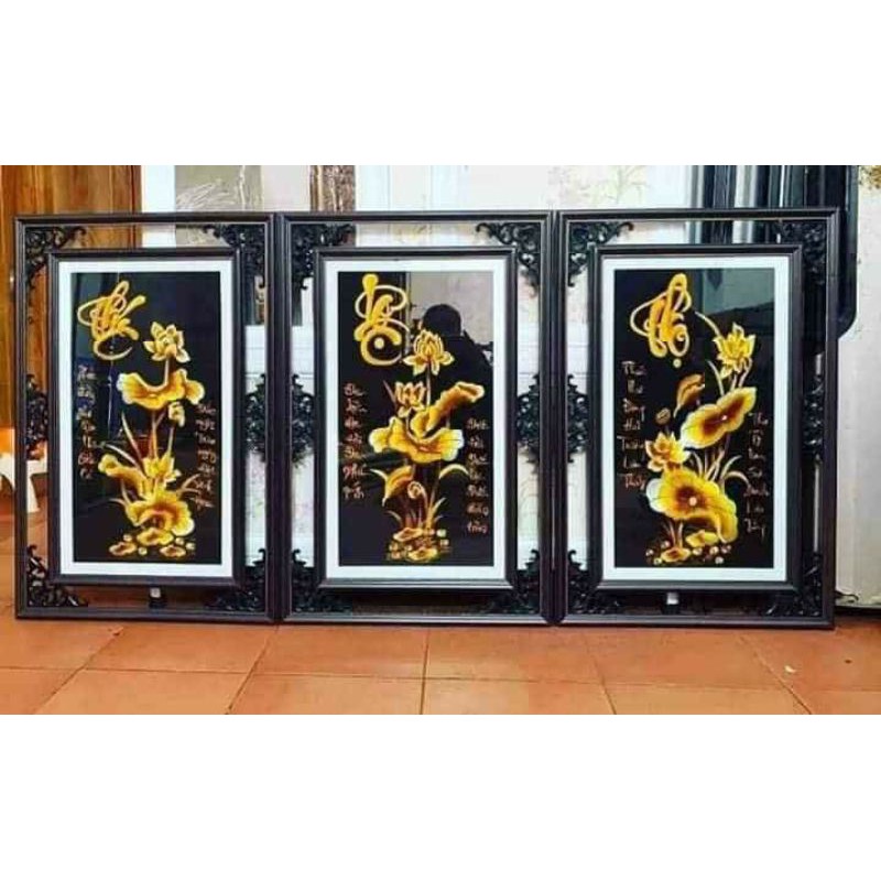 Bộ tranh PHÚC LỘC THỌ SEN VÀNG 1 bộ gồm 3 bức tất cả "ĐÃ THÊU SẴNin về chỉ việc đóng khung.