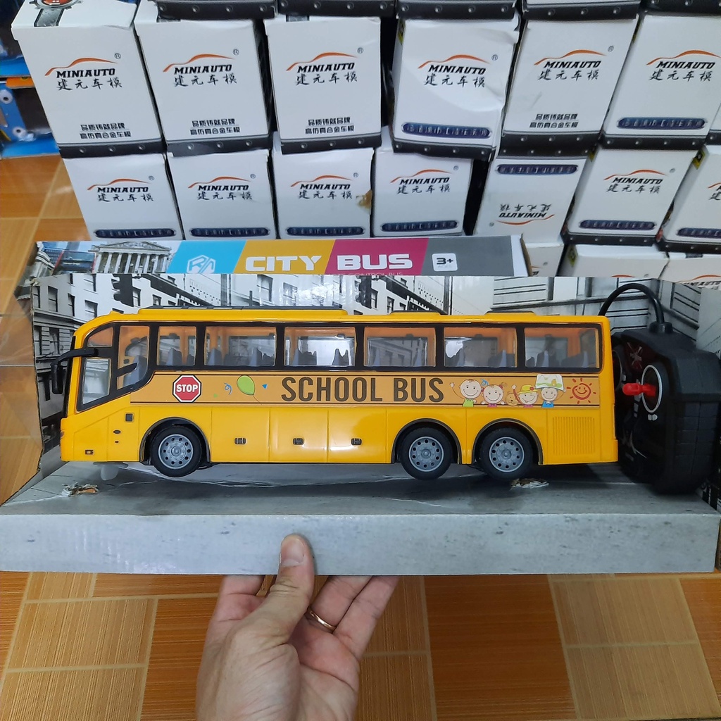 Mô hình xe buýt school bus điều khiển từ xa đồ chơi trẻ em sử dụng pin AA xe ô tô bằng nhựa tỉ lệ 1:30