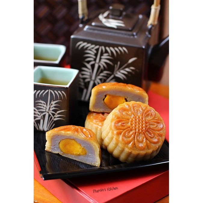 Bánh nướng nhân khoai môn  - trọng lượng từ 250 - 400 gram. Bánh chất lượng nhất thị trường