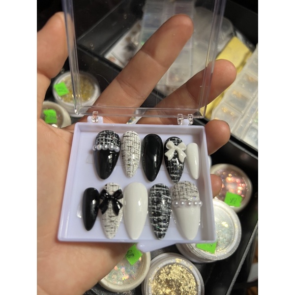 Móng úp thiết kế màu đen kẻ tặng kèm keo và dũa.