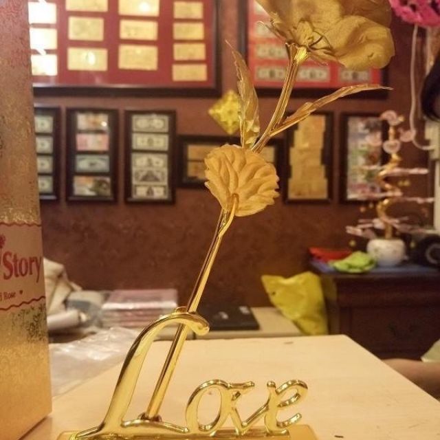 Hoa hồng mạ vàng 24 có đế chữ LOve