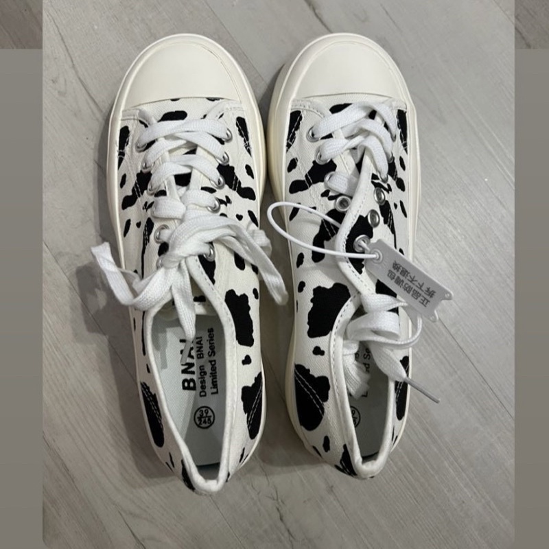 Giày sneaker thể thao hoạ tiết trắng đen