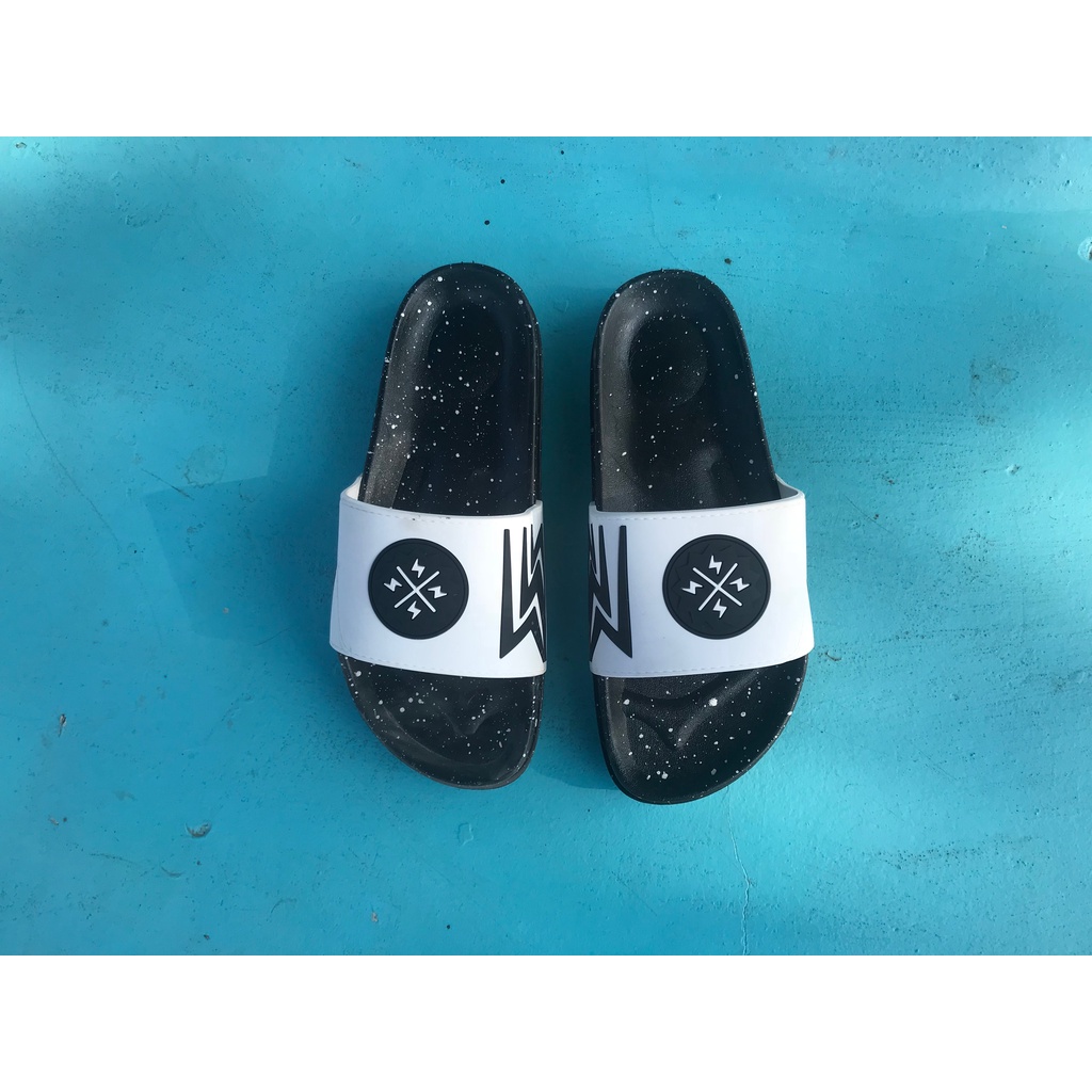 Xả kho dép lên hình tia sét