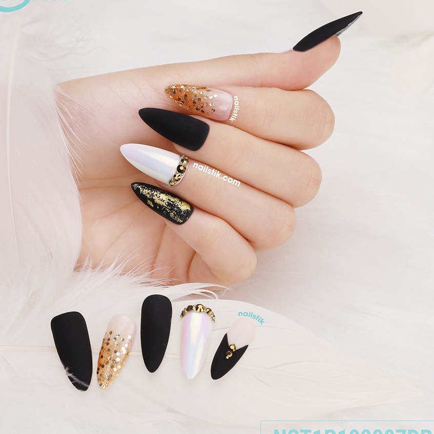 Móng úp thiết kế by NAILSTIK, màu đen mờ, trắng, form móng bầu, dài 007