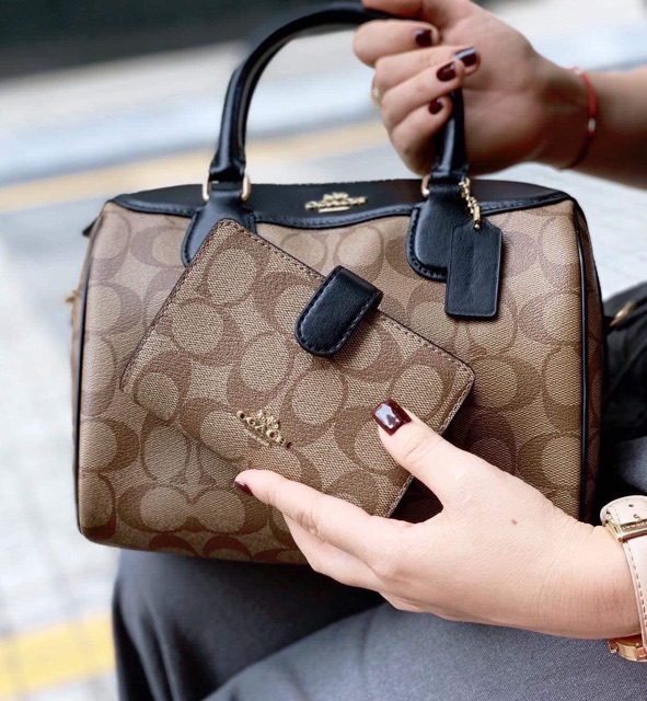 Túi C.oach trống mini logo