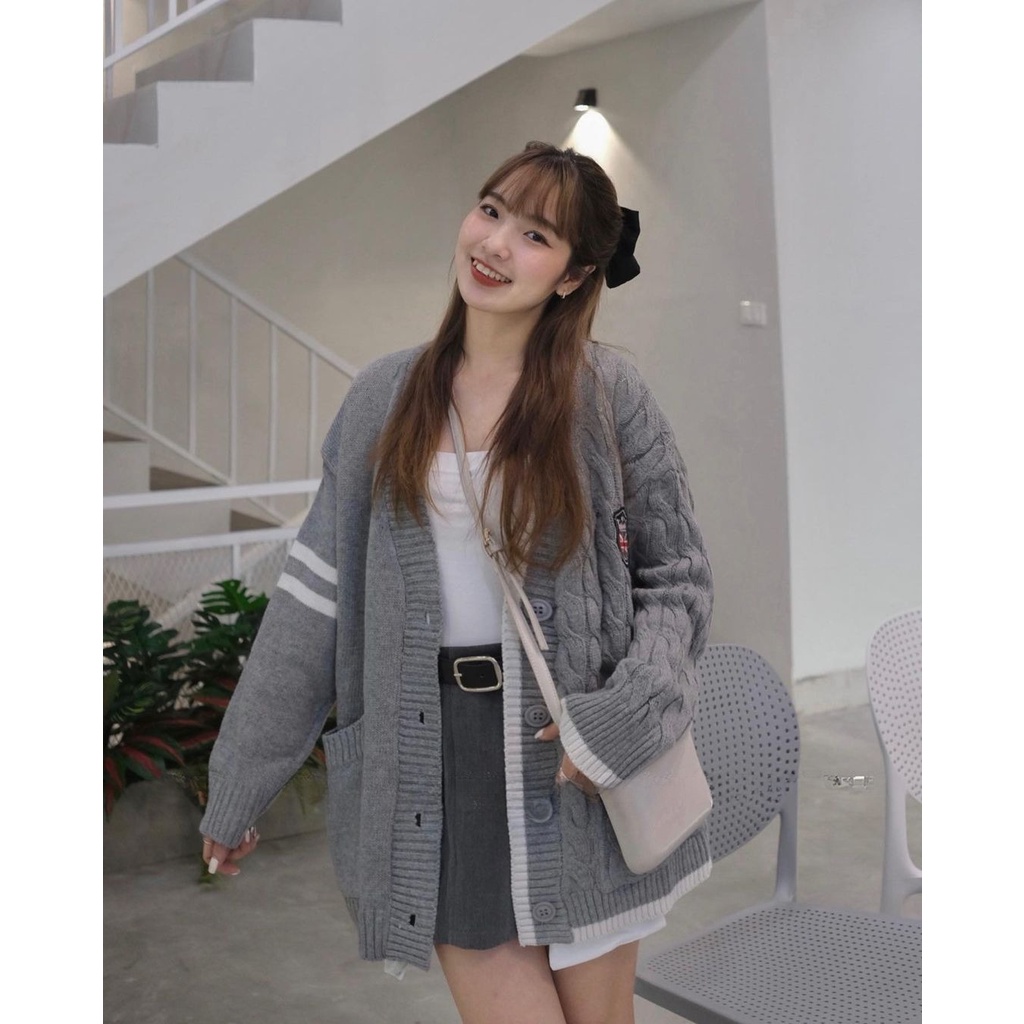 Áo khoác cardigan huy hiệu form rộng chùm mông phong cách Hàn Quốc