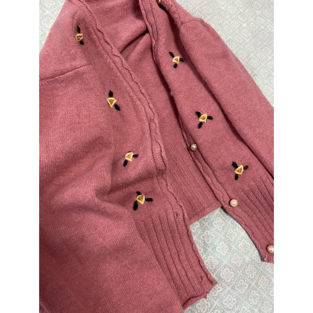 Áo khoác len cardigan thêu hoa nút ngọc trắng xinh xắn (có hình thật) | BigBuy360 - bigbuy360.vn