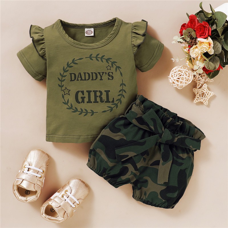 Set trang phục Mikrdoo gồm áo thun ngắn tay in chữ + quần ngắn họa tiết camo cho bé gái