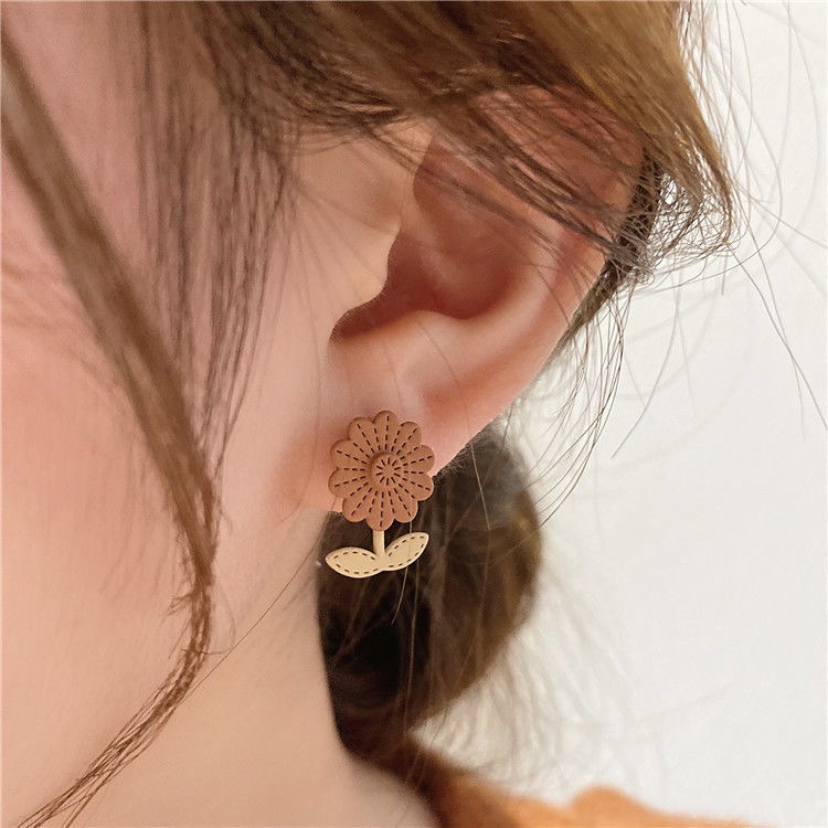 Bông tai đi biển hoa cúc màu sắc, chuôi xỏ bạc 925  Her Accessories H117