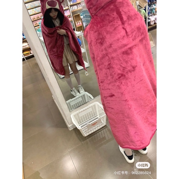 Có sẵn - khăn chùm chăn điều hoà gấu Lotso Strawberry bear miniso