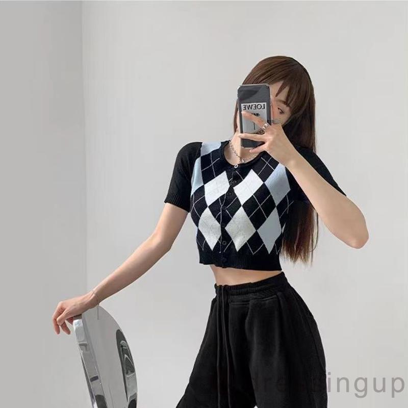 Áo cổ tròn ngắn tay phối nút cài màu nổi họa tiết Argyle dành cho nữ