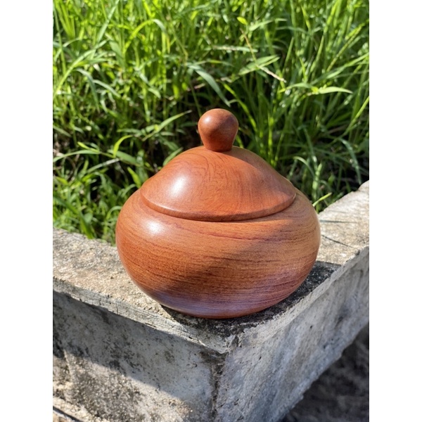 Hũ đựng đa năng . Đựng chè ,m , trầm hương . Làm bằng gỗ hương . Dùng để trang trí bàn tiếp khách gia đình