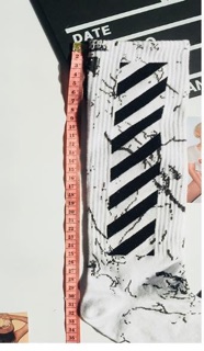 Tất off white tia sét