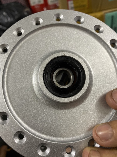 Đùm xe Click-Vario xuống bánh căm