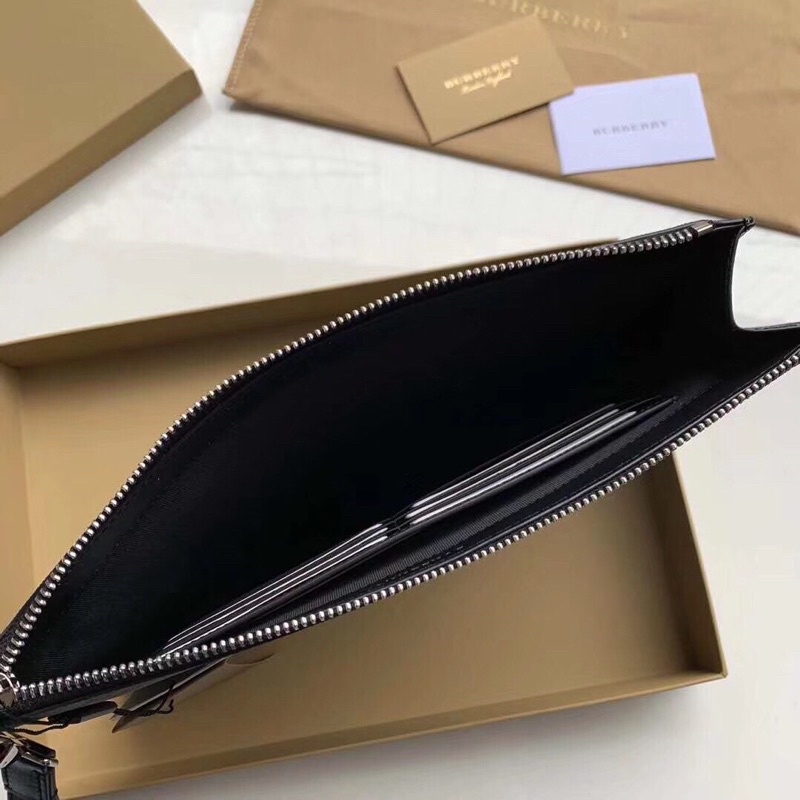 Clutch cầm tay cho nam thương hiệu Burberry da thật cao cấp hoạ tiết hình kị sĩ cưỡi ngựa