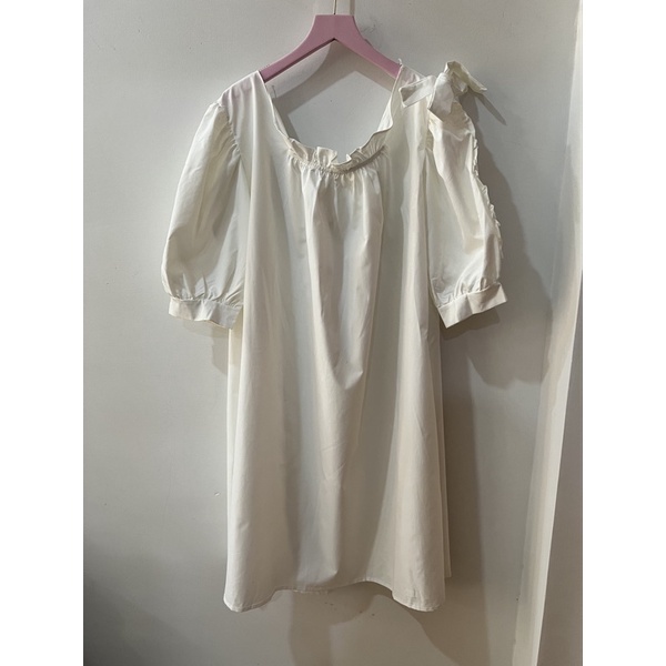 Pass đồ cá nhân- Đầm trắng oversize bẹt vai