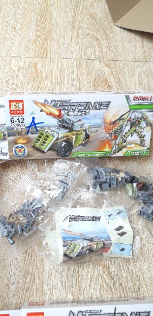 Lắp ráp 1 hộp LegoHurricne 5529 có nhiều chi tiết bằng nhựa ABS