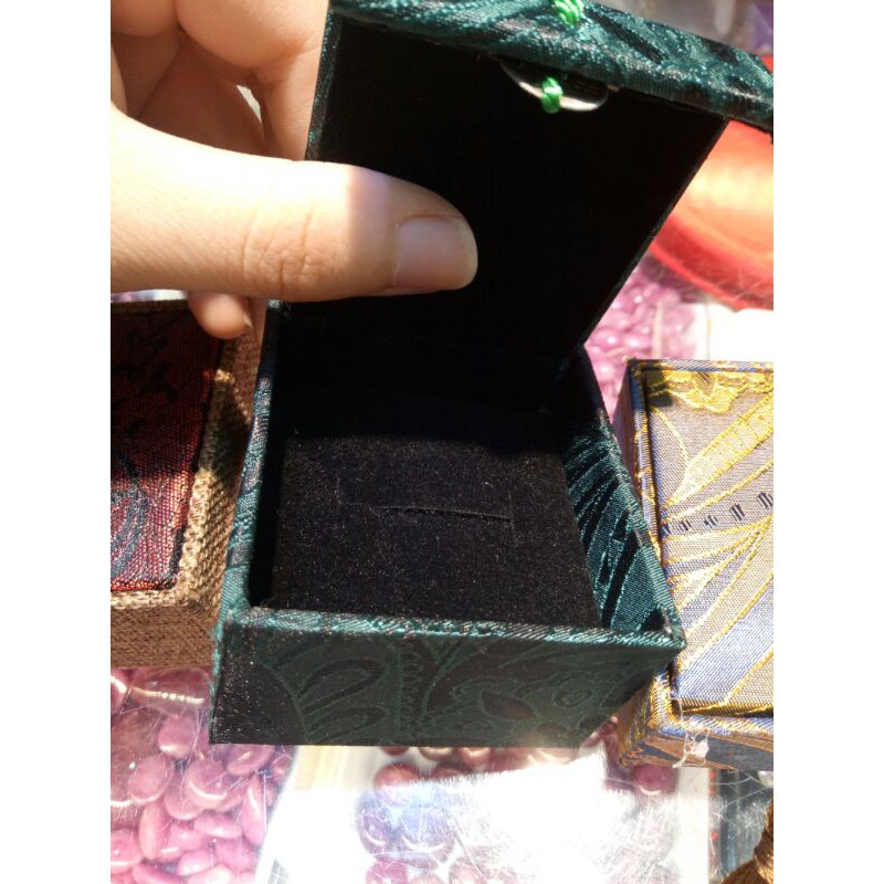 Hộp Gấm Đựng Nhẫn KT 6x6cm Tua Nâu Siêu Xinh