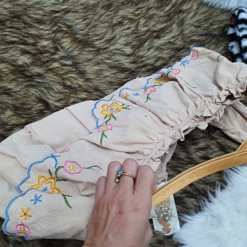 Áo xô thêu hoa bẹt vai vintage màu nude hàng thùng mới 99% đẹp rẻ