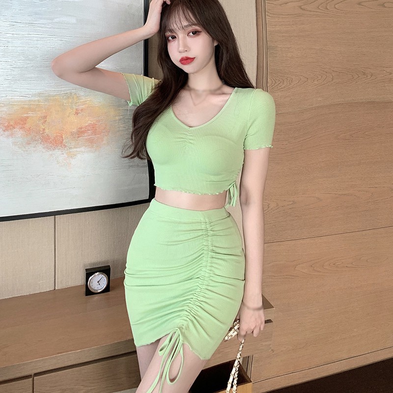 Bộ Áo Thun Ngắn Tay Cổ Chữ V + Chân Váy Mini Xinh Xắn Dành Cho Nữ