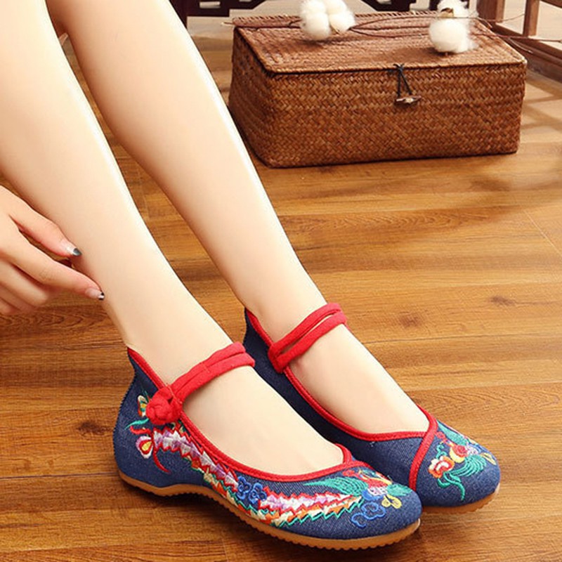 Giày thêu họa tiết hoa phong cách Trung Quốc