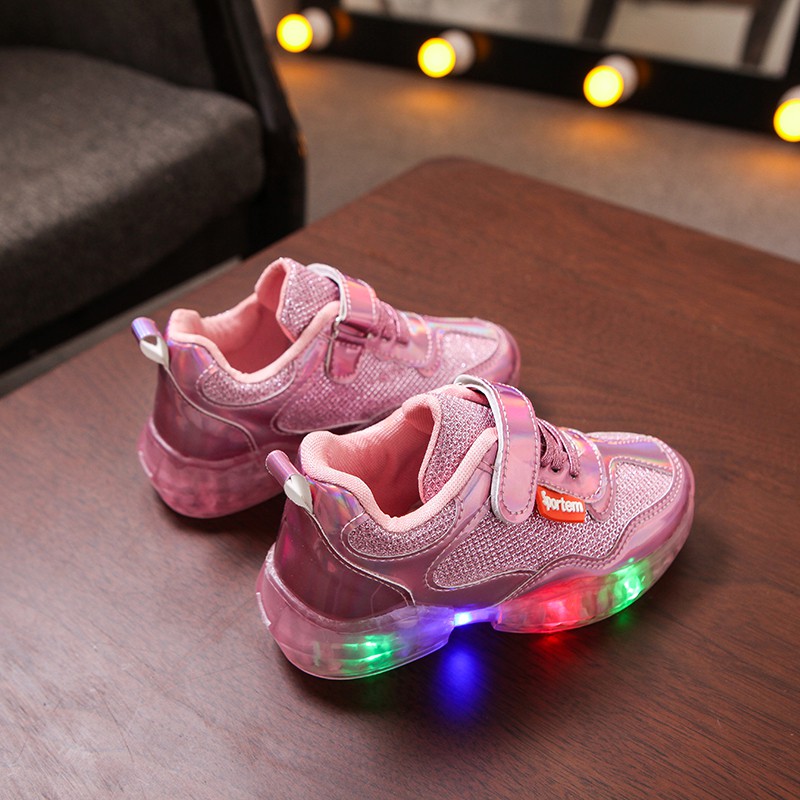 Giày thể thao đế mềm chống trượt có đèn LED cho bé tập đi