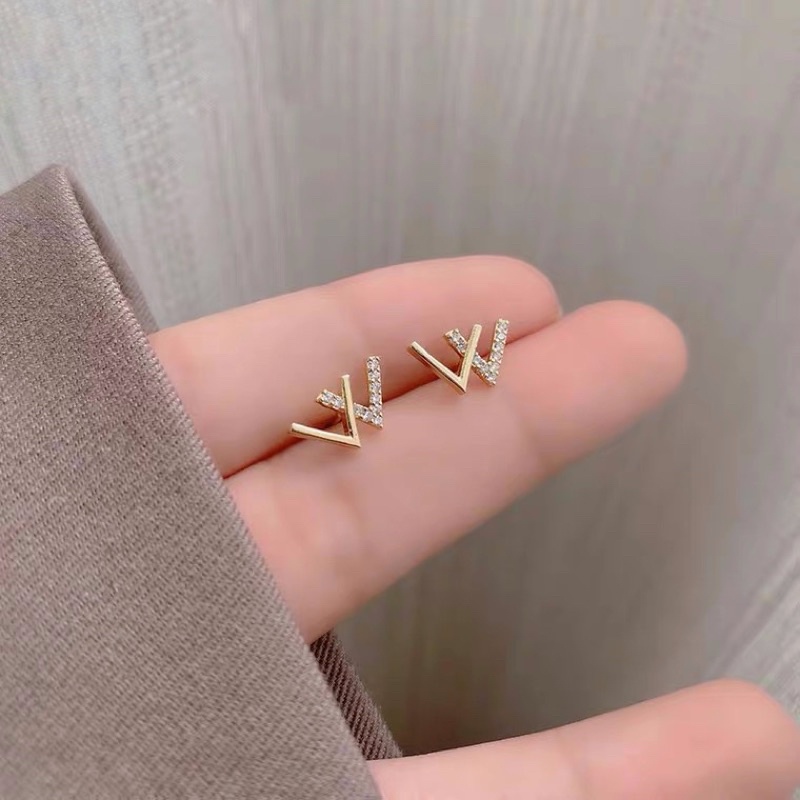 Hoa tai chữ W thời trang nhẹ nhàng