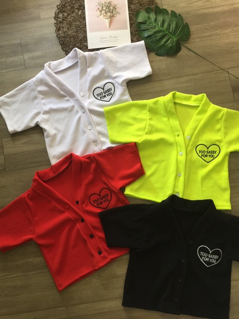 Áo Croptop Nút Gài Thêu Chữ Ảnh Thật 100%