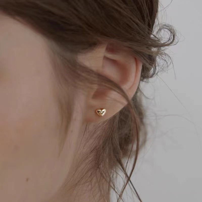 Khuyên tai hình trái tim bằng thép titan mạ vàng 18k xinh xắn dễ phối đồ