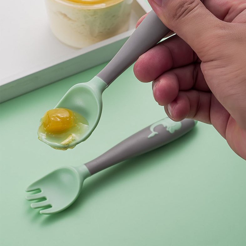 Thìa ăn dặm, bộ thìa dĩa Silicon uốn cong hình cá heo kèm hộp cho bé, kích thước 3x14cm