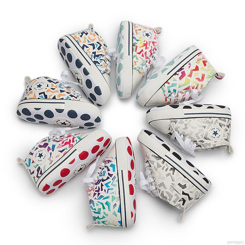 Giày Thể Thao Vải Bạt Đế Mềm Chống Trượt In Họa Tiết Graffiti Cột Dây Cho Bé Sơ Sinh 0-12 Tháng Walkers