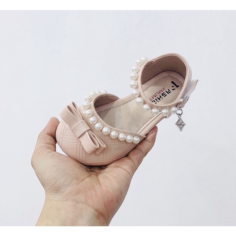 Giày sandal bệt quai ngang đính cườm bé gái - dép quai hậu mũi bít cho bé da bóng mềm đính nơ và ngọc điệu đà đế dẻo9008