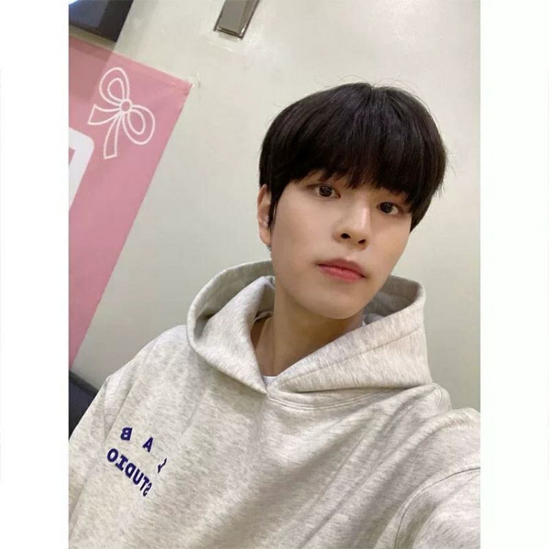 Áo hoodie in chữ IAB giống Jeongwoo TREASURE và Seungmin Stray Kids