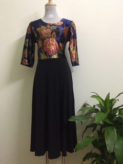Đầm nhung phối chân xoè