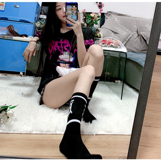 Vớ Chữ B cổ cao Unisex phong cách thể thao, trẻ trung và năng động.