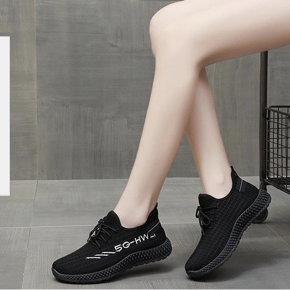 [Mã FAGREEN245 giảm 10% tối đa 30K đơn 99K] Giày thể thao nữ vải dệt in chữ MWC NUTT- 0469 | BigBuy360 - bigbuy360.vn
