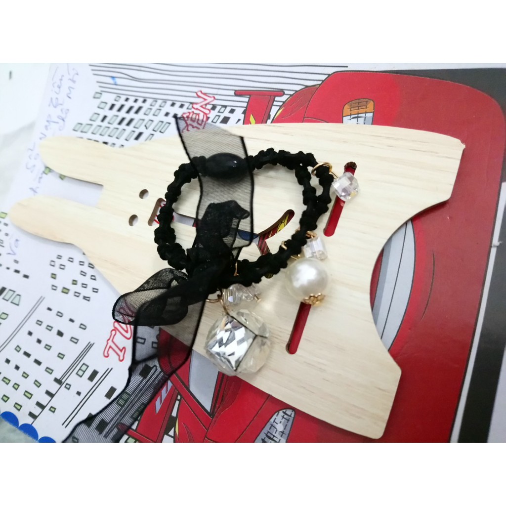 cột tóc dễ thương. mẫu mới. hàng luôn có sẵn nha các bạn. hàng đẹp y hình lun vì hình shop tự chụp nha các bạn.