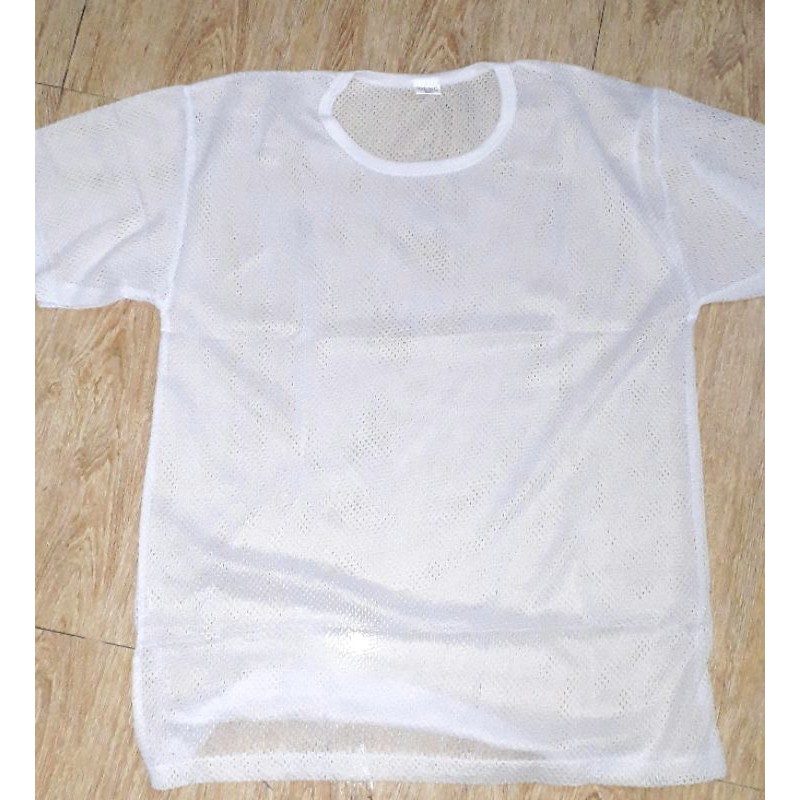 Một cái áo thun lá lổ cho người lớn size 50 ký màu trắng loại sát nách sản xuất tại Việt Nam