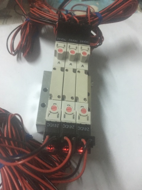 Cụm 3 van solenoid van khí nén  5/2 2 đầu coil 24V Dc