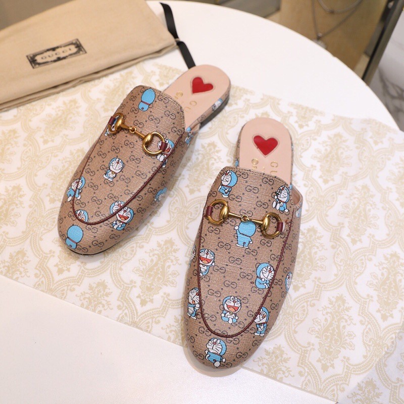 giày sục nữ in hoạ tiết doreamon gucci