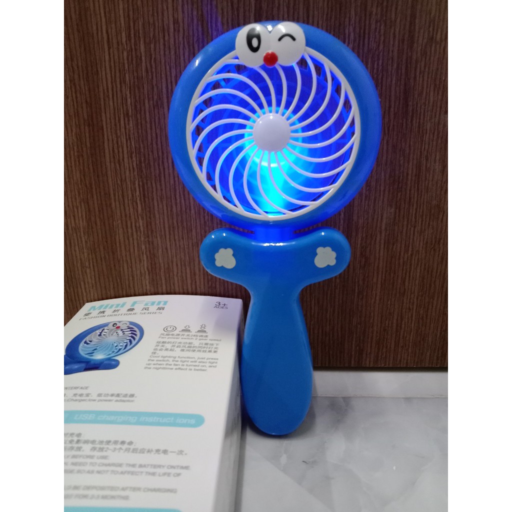 Quạt sạc cầm tay doremon , hello kitty gấp để bàn