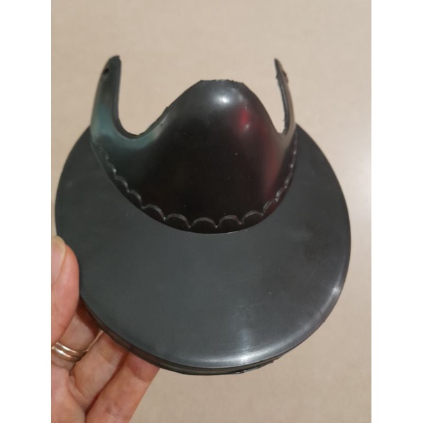 Chắn bùn sau gắn cho xe 67 bằng nhựa.