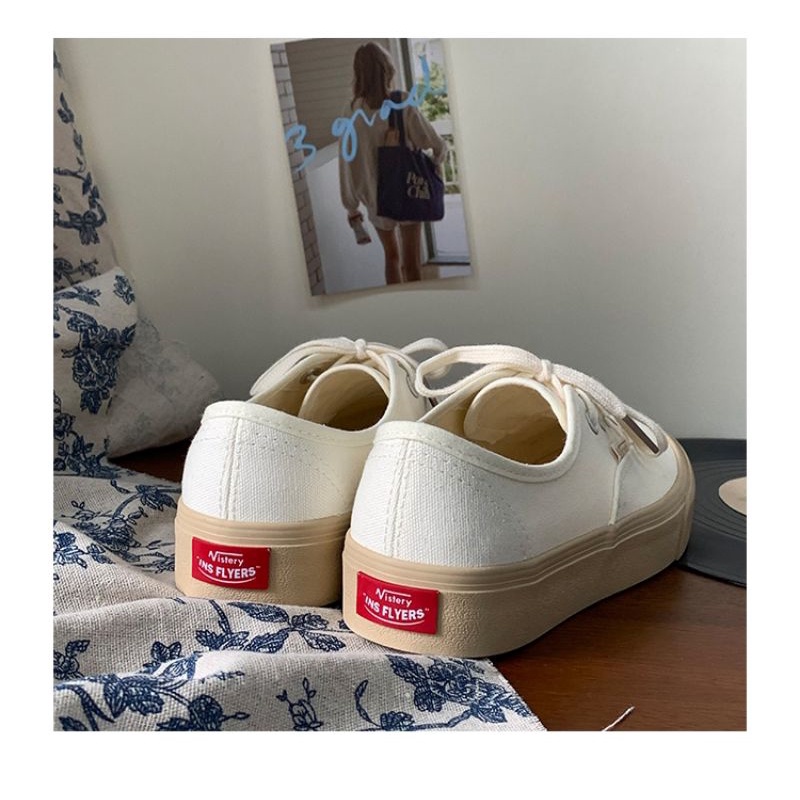 Giày thể thao nữ đế bằng màu be, màu sắc vintage