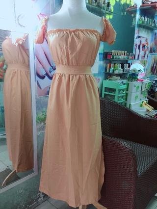 Đầm maxi trễ vai xẻ tà uy