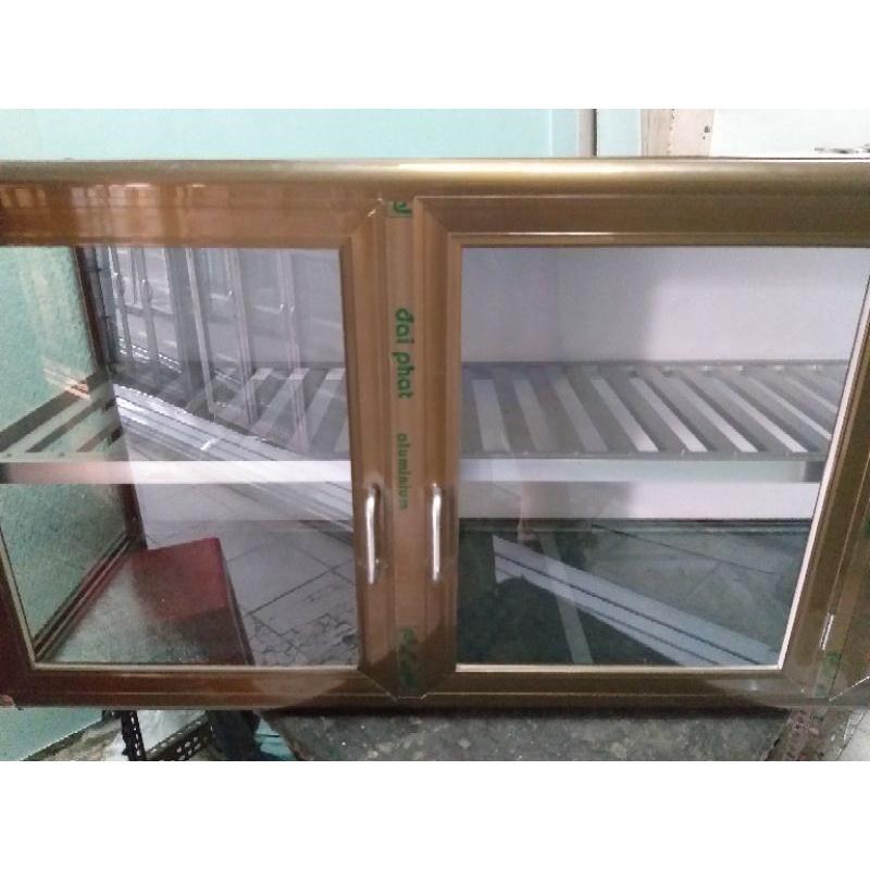 Tủ Bếp Nhôm Kính Treo Tường: Bạn đang tìm kiếm một tủ bếp nhỏ gọn, tiện dụng và sang trọng để mở rộng không gian bếp của mình? Tủ bếp nhôm kính treo tường là lựa chọn hoàn hảo cho bạn. Hãy cùng thưởng thức hình ảnh sản phẩm này và trang trí cho ngôi nhà của bạn với sự tinh tế của tủ bếp này nhé!