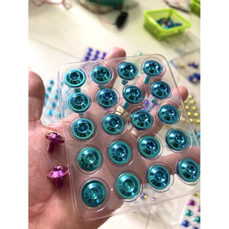 1 con Ốc titan gr5 m6x10 dù to bắt nón bảo hiểm ốp pô che sên